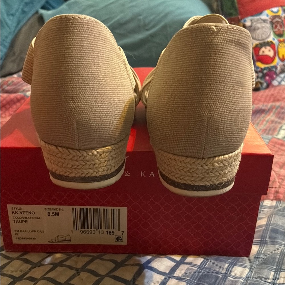 🎉SALE🎉 $25 or 2 for $40🎉Kelly & Katie Cream Sandals with Elastic Straps - Picture 5 of 9
